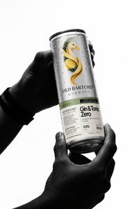 Manos sosteniendo una lata fría de Gin & Tonic Zero