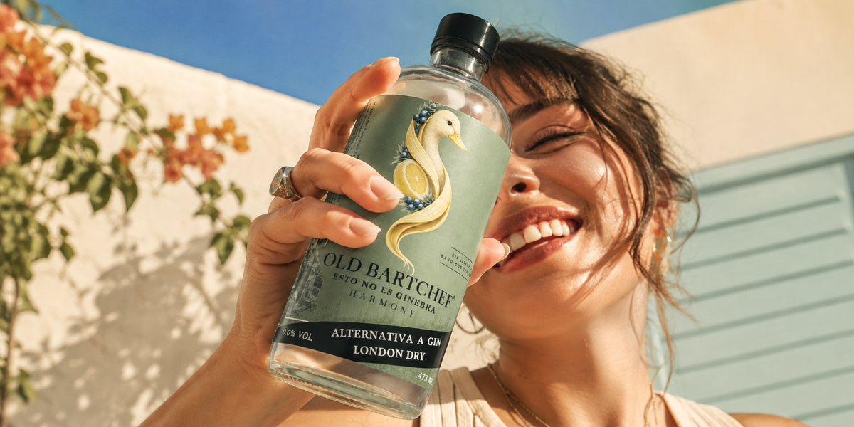 Mujer sonriente sosteniendo una botella de Old Bartchef Harmony al aire libre