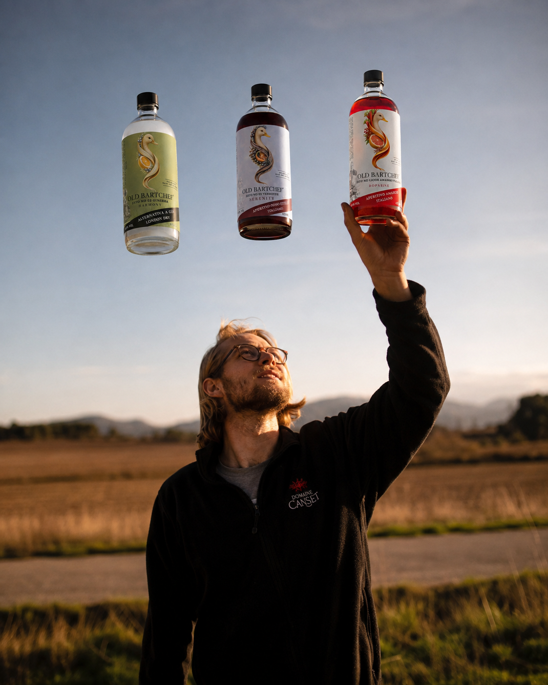 Bartender de Old Bartchef sosteniendo las tres botellas Harmony, Serenity y Dopamine
