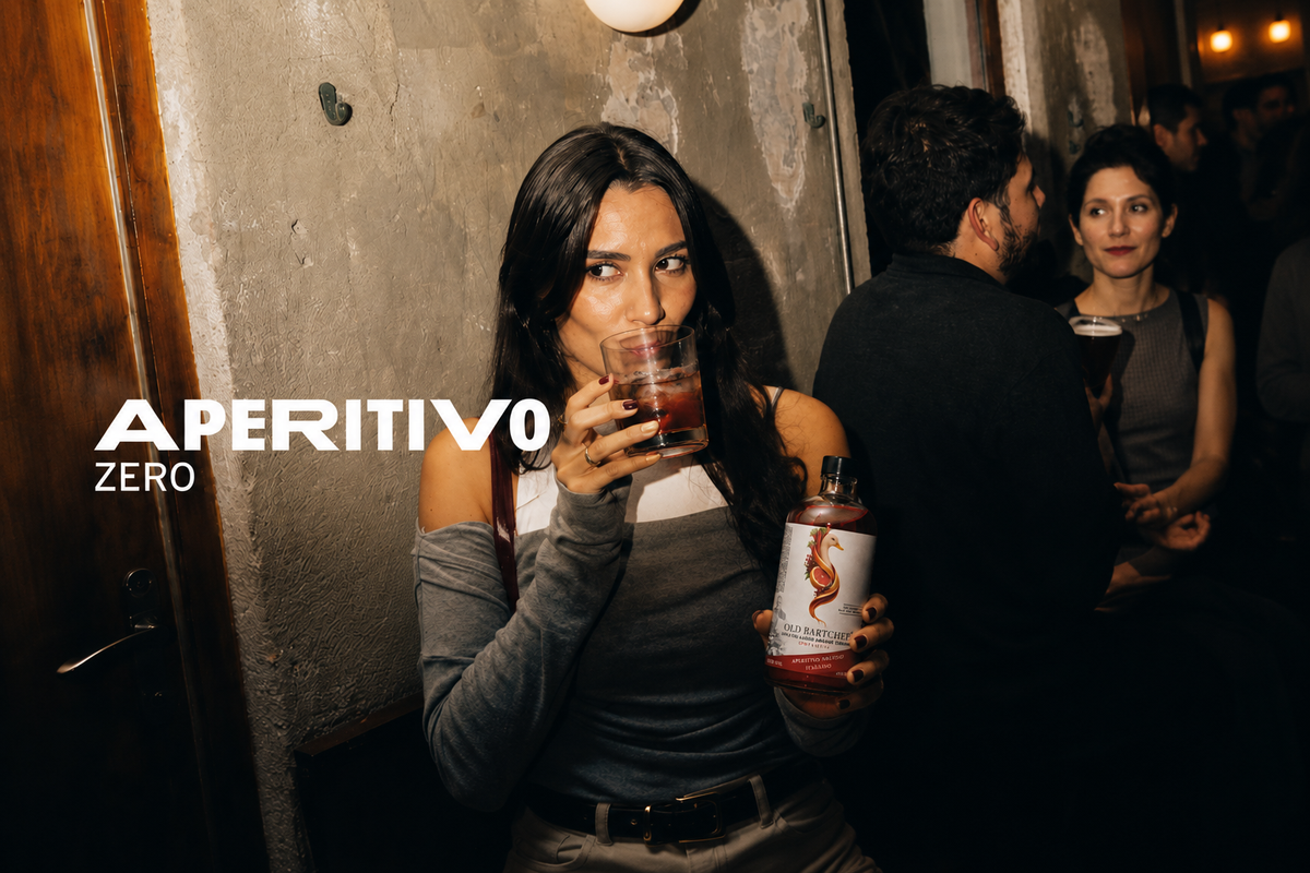 Mujer sosteniendo un drink Old Bartchef Aperitivo Zero en un bar
